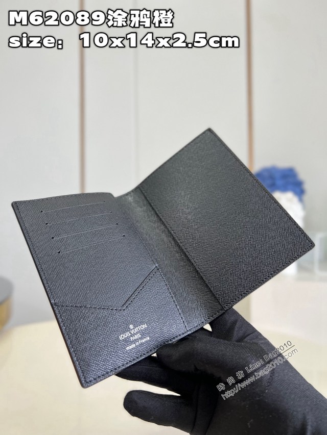 LV專櫃2023新款Room with a View系列護照套 M62089塗鴉藍 路易威登飄浮雲朵圖案護照套 dn1410